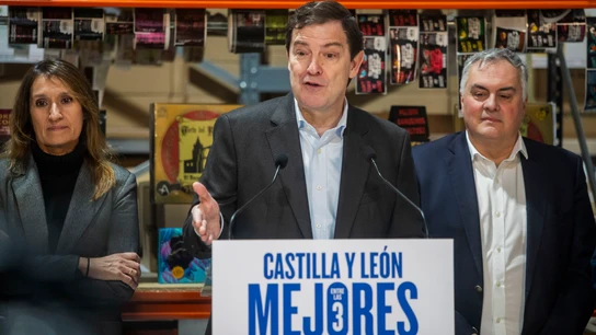 El presidente de la Junta de Castilla y León y candidato a la reelección, Alfonso Fernández Mañueco, junto a la vicesecretaria de Políticas Sectoriales y Económicas, Rocío Lucas (izq.), durante su visita a El Burgo de Osma (Soria) El presidente de la Junta de Castilla y León y candidato a la reelección, Alfonso Fernández Mañueco, junto a la vicesecretaria de Políticas Sectoriales y Económicas, Rocío Lucas (izq.), durante su visita a El Burgo de Osma (Soria)