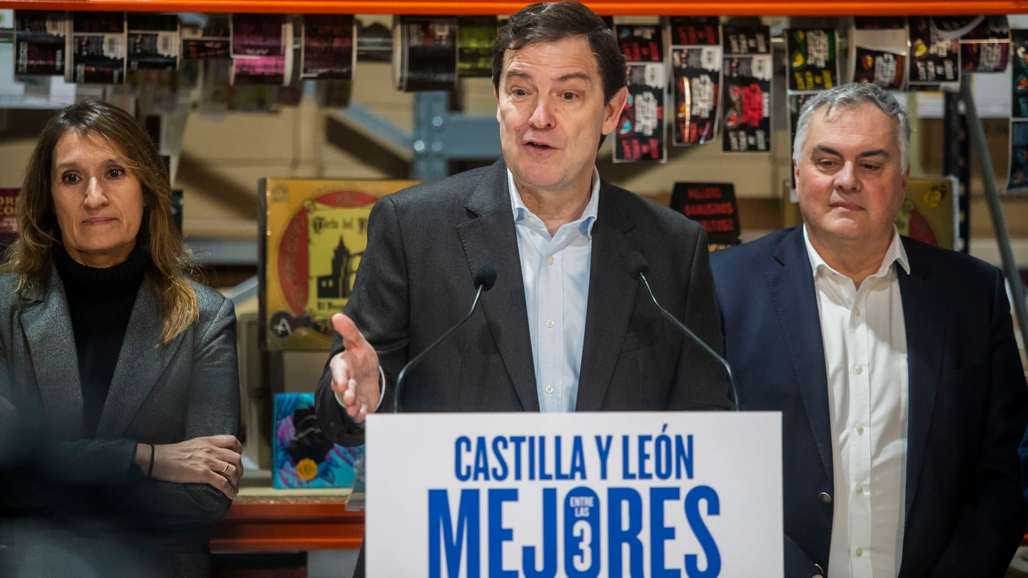 El presidente de la Junta de Castilla y León y candidato a la reelección, Alfonso Fernández Mañueco, junto a la vicesecretaria de Políticas Sectoriales y Económicas, Rocío Lucas (izq.), durante su visita a El Burgo de Osma (Soria) El presidente de la Junta de Castilla y León y candidato a la reelección, Alfonso Fernández Mañueco, junto a la vicesecretaria de Políticas Sectoriales y Económicas, Rocío Lucas (izq.), durante su visita a El Burgo de Osma (Soria)