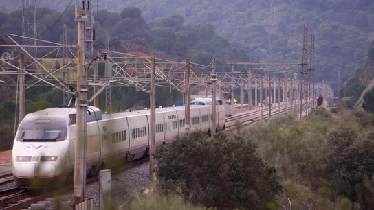 Un tren AVE circula por la zona del accidente en Adamuz (Córdoba) tras la reapertura de la línea Madrid-Andalucía Un tren AVE circula por la zona del accidente en Adamuz (Córdoba) tras la reapertura de la línea Madrid-Andalucía