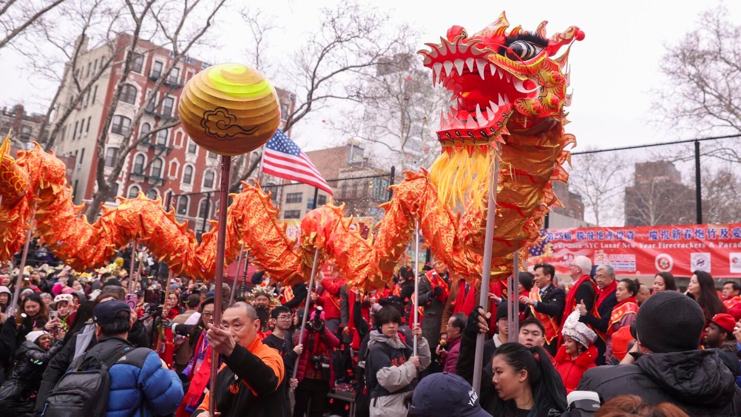 La gente celebra el A&ntilde;o Nuevo Lunar en el barrio de Chinatown de Manhattan, Nueva York