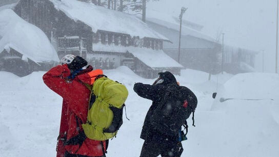 Fotograf&iacute;a cedida por el Departamento del Alguacil del condado de Nevada que muestra a integrantes del equipo de rescate de esqu&iacute; este martes, en California (EEUU)