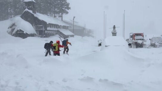 El equipo de rescate intenta avanzar entre la nieve en Soda Springs (California, EEUU) en su b&uacute;squeda de los esquiadores desaparecidos