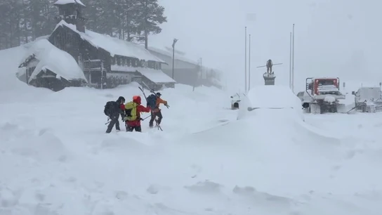 El equipo de rescate intenta avanzar entre la nieve en Soda Springs (California, EEUU) en su búsqueda de los esquiadores desaparecidos El equipo de rescate intenta avanzar entre la nieve en Soda Springs (California, EEUU) en su búsqueda de los esquiadores desaparecidos