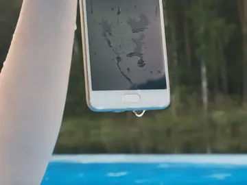 Móvil mojado Móvil mojado