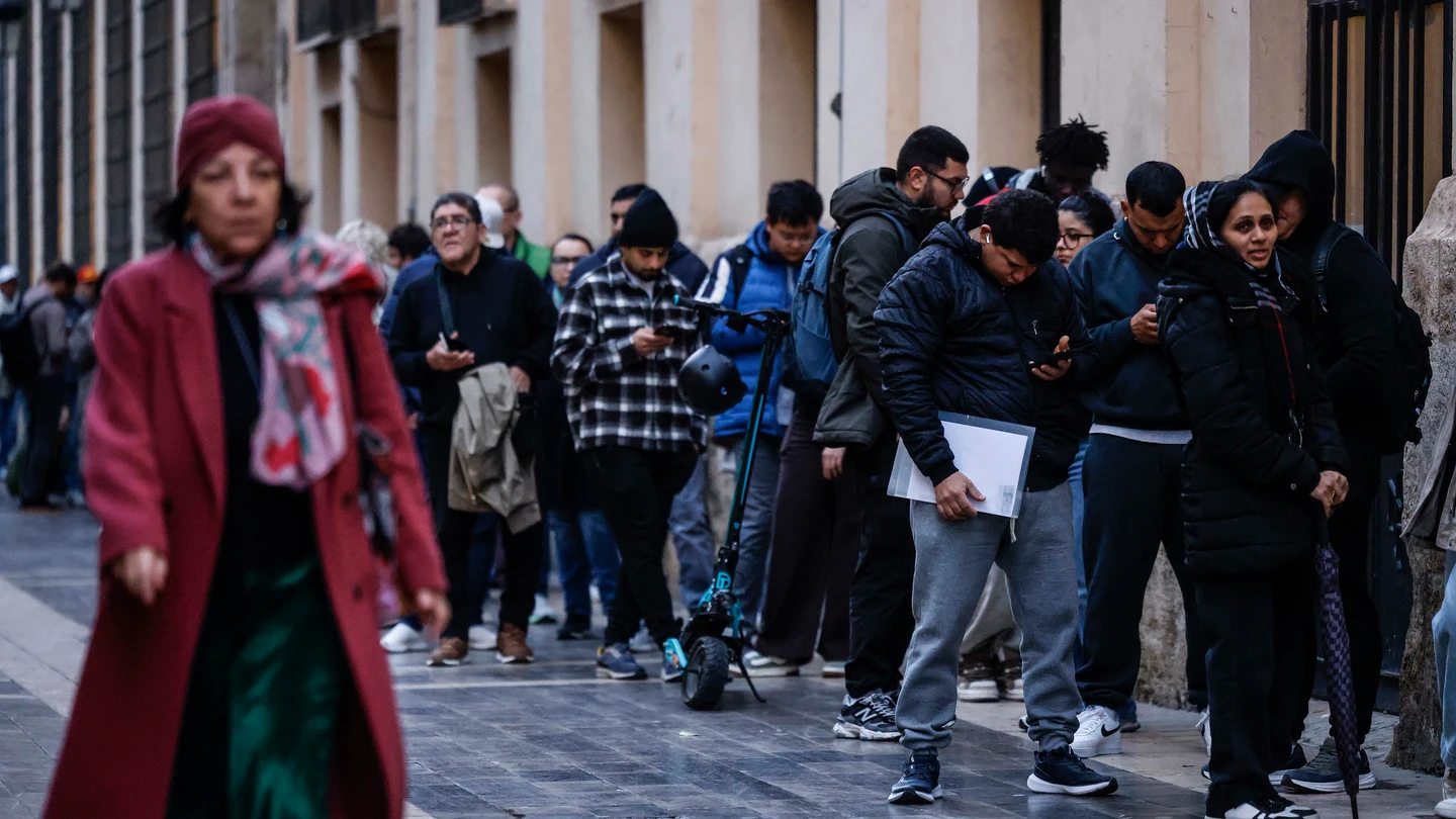 Decenas de migrantes hacen cola en el Ayuntamiento de Valencia, Comunidad Valenciana (España) Decenas de migrantes hacen cola en el Ayuntamiento de Valencia, Comunidad Valenciana (España)