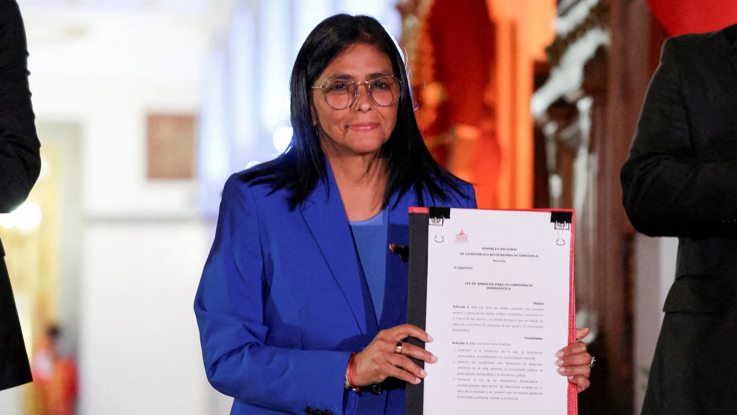 Delcy Rodríguez muestra la ley de amnistía aprobada por la Asamblea Nacional de Venezuela Delcy Rodríguez muestra la ley de amnistía aprobada por la Asamblea Nacional de Venezuela
