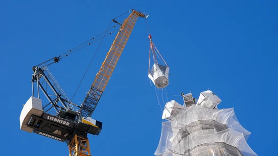 La basílica de la Sagrada Familia de Barcelona alcanza su altura máxima, 172,5 metros, con la colocación del brazo superior de la cruz de la Torre de Jesús La basílica de la Sagrada Familia de Barcelona alcanza su altura máxima, 172,5 metros, con la colocación del brazo superior de la cruz de la Torre de Jesús