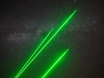 Mediciones láser con la Vía Láctea de fondo Mediciones láser con la Vía Láctea de fondo