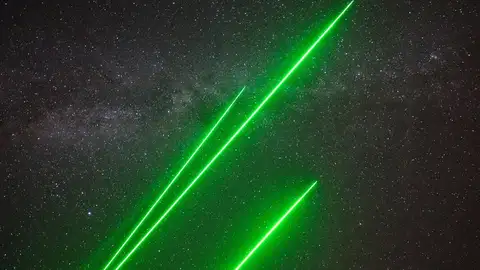 Mediciones láser con la Vía Láctea de fondo Mediciones láser con la Vía Láctea de fondo