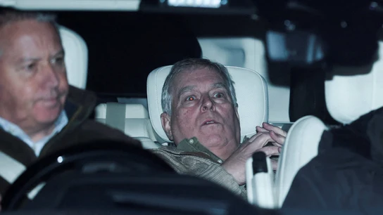 Andrew Mountbatten Windsor, hermano menor del rey Carlos III, sale de la comisaría de Aylsham en un coche tras su arresto Andrew Mountbatten Windsor, hermano menor del rey Carlos III, sale de la comisaría de Aylsham en un coche tras su arresto