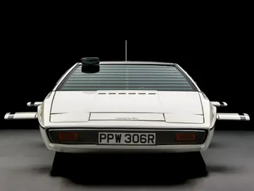 Un garaje comprado por 100 dólares escondía el coche de 007 que cambió a Tesla para siempre Un garaje comprado por 100 dólares escondía el coche de 007 que cambió a Tesla para siempre