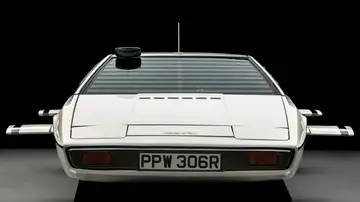 Un garaje comprado por 100 dólares escondía el coche de 007 que cambió a Tesla para siempre Un garaje comprado por 100 dólares escondía el coche de 007 que cambió a Tesla para siempre