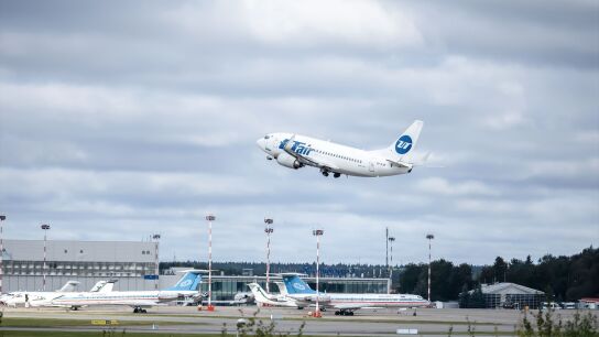 Un avi&oacute;n despegando en un aeropuerto