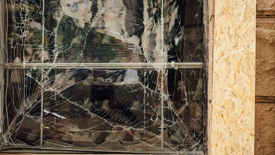 Escaparate roto de una zapatería tras un ataque con misiles rusos contra un edificio residencial en la plaza Vokzalna Escaparate roto de una zapatería tras un ataque con misiles rusos contra un edificio residencial en la plaza Vokzalna