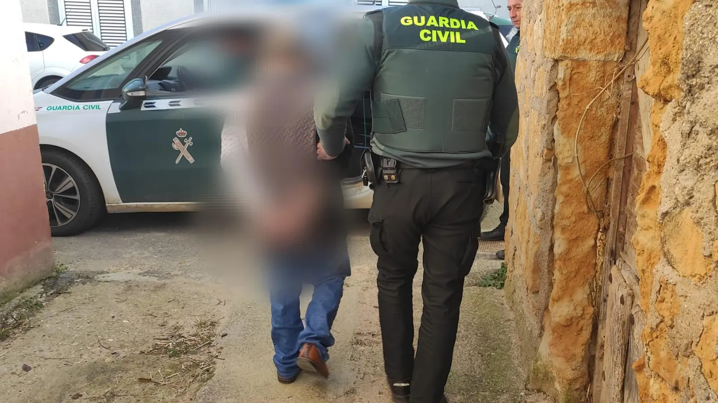 Detenido un hombre de 66 años tras matar a puñaladas a su hermano de 70 en Peleas de Abajo. Detenido un hombre de 66 años tras matar a puñaladas a su hermano de 70 en Peleas de Abajo.