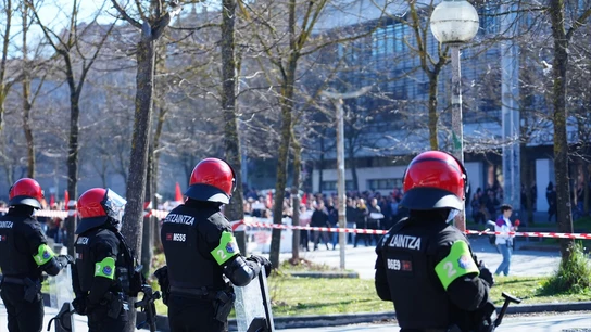 Contramanifestantes en un acto de Vox en Vitoria-Gasteiz Contramanifestantes en un acto de Vox en Vitoria-Gasteiz
