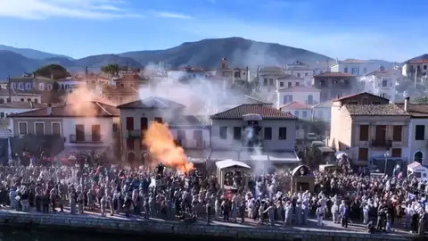 Guerra de harina en Galaxidi, en Grecia Guerra de harina en Galaxidi, en Grecia