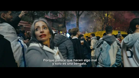 Sara Solomando se adentra con el móvil entre los aficionados radicales del Madrid: "A ver qué es lo que sucede que no quieren que se grabe" Sara Solomando se adentra con el móvil entre los aficionados radicales del Madrid: "A ver qué es lo que sucede que no quieren que se grabe"