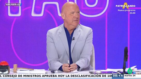 La reacci&oacute;n de Alfonso Ar&uacute;s en directo tras compararle Angie C&aacute;rdenas con Antonio Resines: "Perdona"