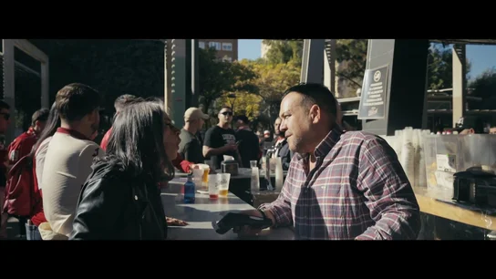 Un hostelero, a los "saludos nazis" en la reunión de aficionados radicales del Real Murcia frente a su bar: "No me da miedo" Un hostelero, a los "saludos nazis" en la reunión de aficionados radicales del Real Murcia frente a su bar: "No me da miedo"