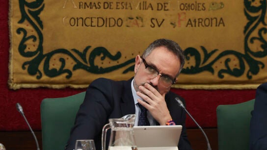 El alcalde de M&oacute;stoles, Manuel Bautista, durante el pleno extraordinario del Ayuntamiento solicitado por todos los partidos de la oposici&oacute;n