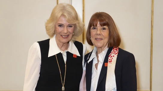 Imagen del encuentro entre la reina Camila y Gisèle Pelicot. Imagen del encuentro entre la reina Camila y Gisèle Pelicot.