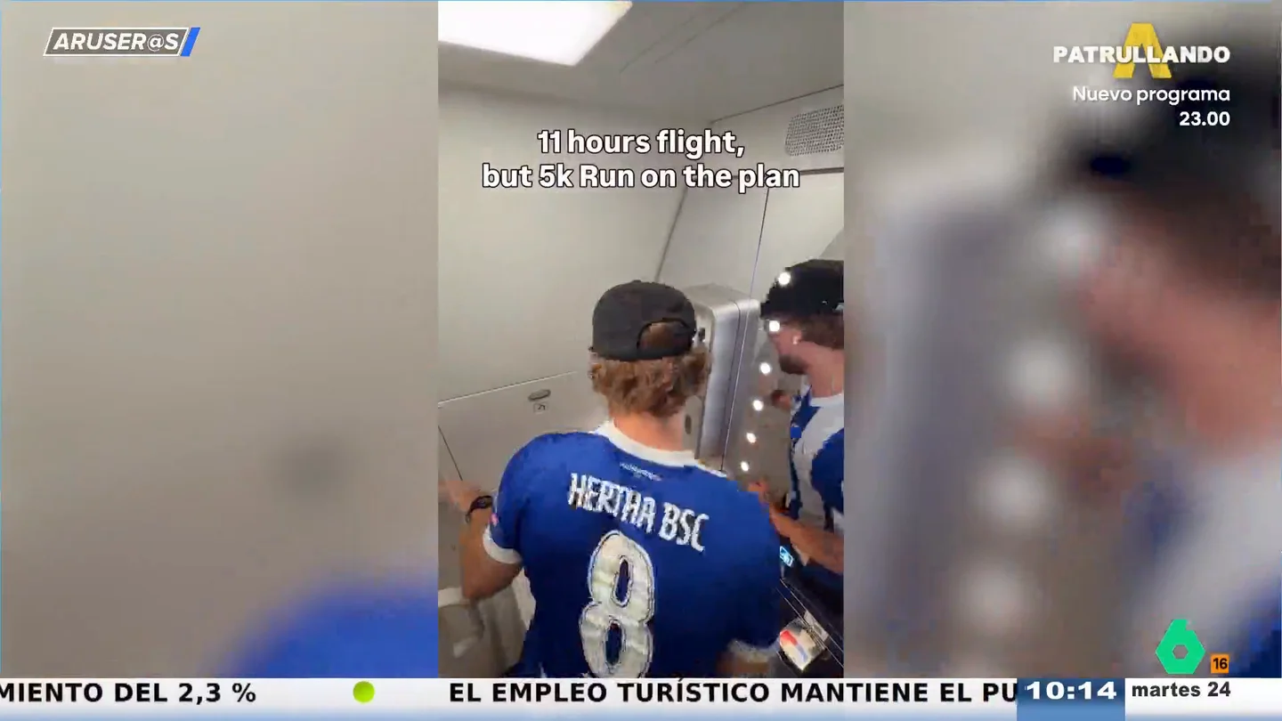 Un joven se vuelve viral por correr 5 km en el baño de un avión durante 11 horas de vuelo Un joven se vuelve viral por correr 5 km en el baño de un avión durante 11 horas de vuelo