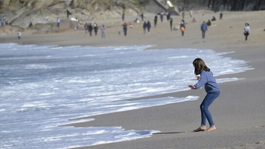 Imagen de archivo.Varias personas disfrutan de un d&iacute;a de primavera anticipada.