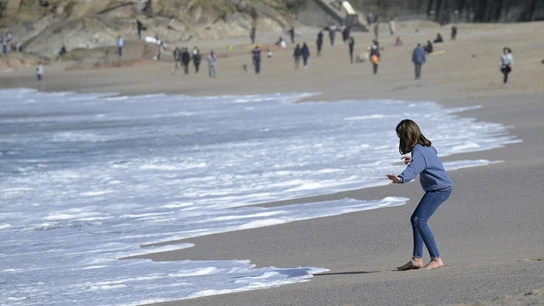 Imagen de archivo.Varias personas disfrutan de un día de primavera anticipada. Imagen de archivo.Varias personas disfrutan de un día de primavera anticipada.