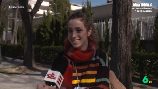 El Intermedio ha salido a la calle para conocer c&oacute;mo gestionan los espa&ntilde;oles sus pedos. En este v&iacute;deo, una chica que se define como "bastante gaseosa" explica que nunca se los aguanta "y si hay alguien al lado, pues que se los coma".