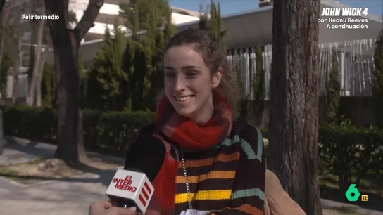 Una chica confiesa que también se tira pedos "en el sexo": "Soy natural y si me aceptas, aceptas mis gases" El Intermedio ha salido a la calle para conocer cómo gestionan los españoles sus pedos. En este vídeo, una chica que se define como "bastante gaseosa" explica que nunca se los aguanta "y si hay alguien al lado, pues que se los coma".