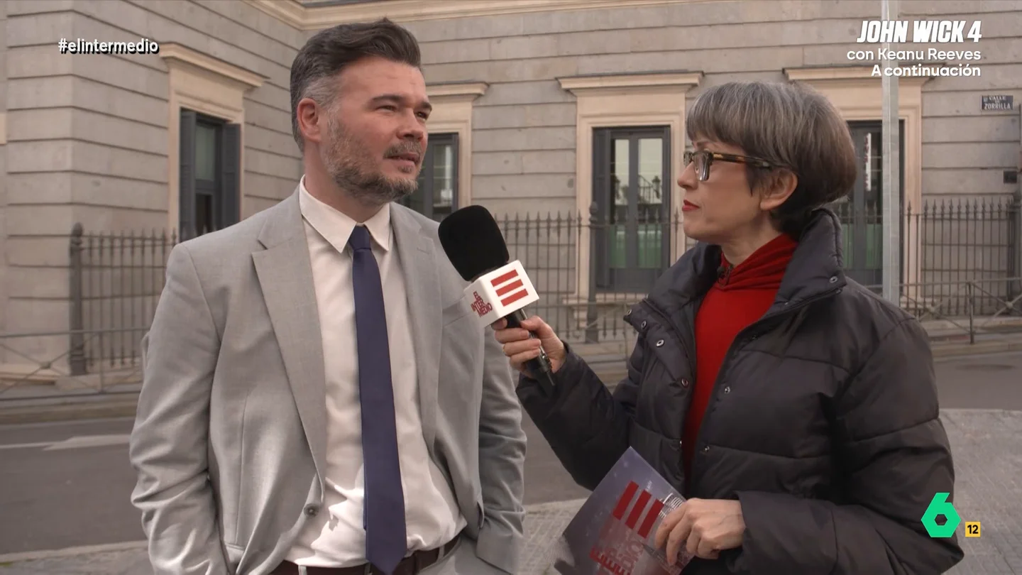 Gabriel Rufián se sincera con Thais Villas: "Cada día me planteo cambiar de trabajo, cada vez me compensa menos" La reportera ha vuelto a la Carrera de San Jerónimo para saber si sus señorías forman parte de ese 60% de españoles que quiere cambiar de trabajo. Descubre sus respuestas en el vídeo principal.