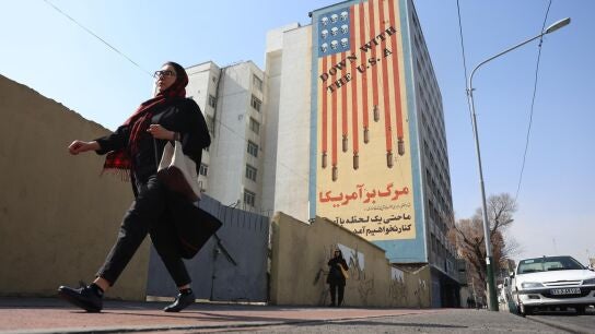 Una mujer pasa ante un mural contra EEUU en un edificio de Teher&aacute;n el 23 de febrero. 