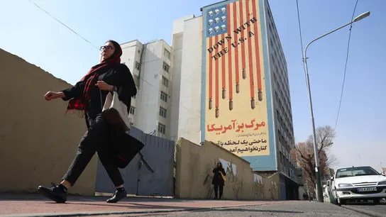 Una mujer pasa ante un mural contra EEUU en un edificio de Teherán el 23 de febrero. Una mujer pasa ante un mural contra EEUU en un edificio de Teherán el 23 de febrero.