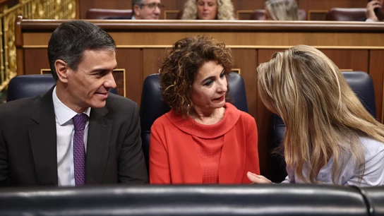 Nueva sesión de control al Gobierno en el Congreso mientras se desclasifican los documentos del 23F (I-D) El presidente del Gobierno, Pedro Sánchez; la vicepresidenta primera y ministra de Hacienda, María Jesús Montero, y la vicepresidenta segunda y ministra de Trabajo y Economía Social, Yolanda Díaz, durante una sesión de control al Gobierno, en el Congreso de los Diputados, a 25 de febrero de 202, en Madrid (España). El Gobierno afronta una nueva sesión de control con temas de actualidad sobre la mesa como la denuncia contra el exDAO de la Policía Nacional, la desclasificación de los docu...