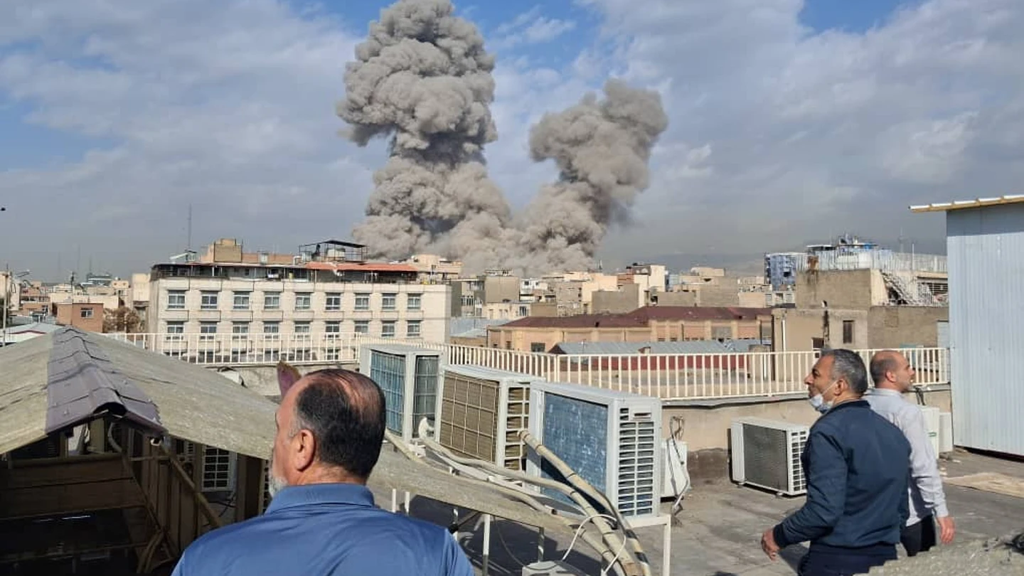 Ciudadanos iraníes observan cómo el humo se eleva hacia el horizonte después de una explosión en Teherán, Irán, provocada por Israel y EEUU. Ciudadanos iraníes observan cómo el humo se eleva hacia el horizonte después de una explosión en Teherán, Irán, provocada por Israel y EEUU.