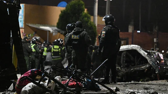 Bomberos en el lugar del accidente aéreo en Bolivia. Bomberos en el lugar del accidente aéreo en Bolivia.