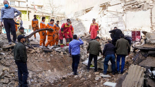 Efectivos de Emergencias en una zona destrozada en Teher&aacute;n por los ataques.