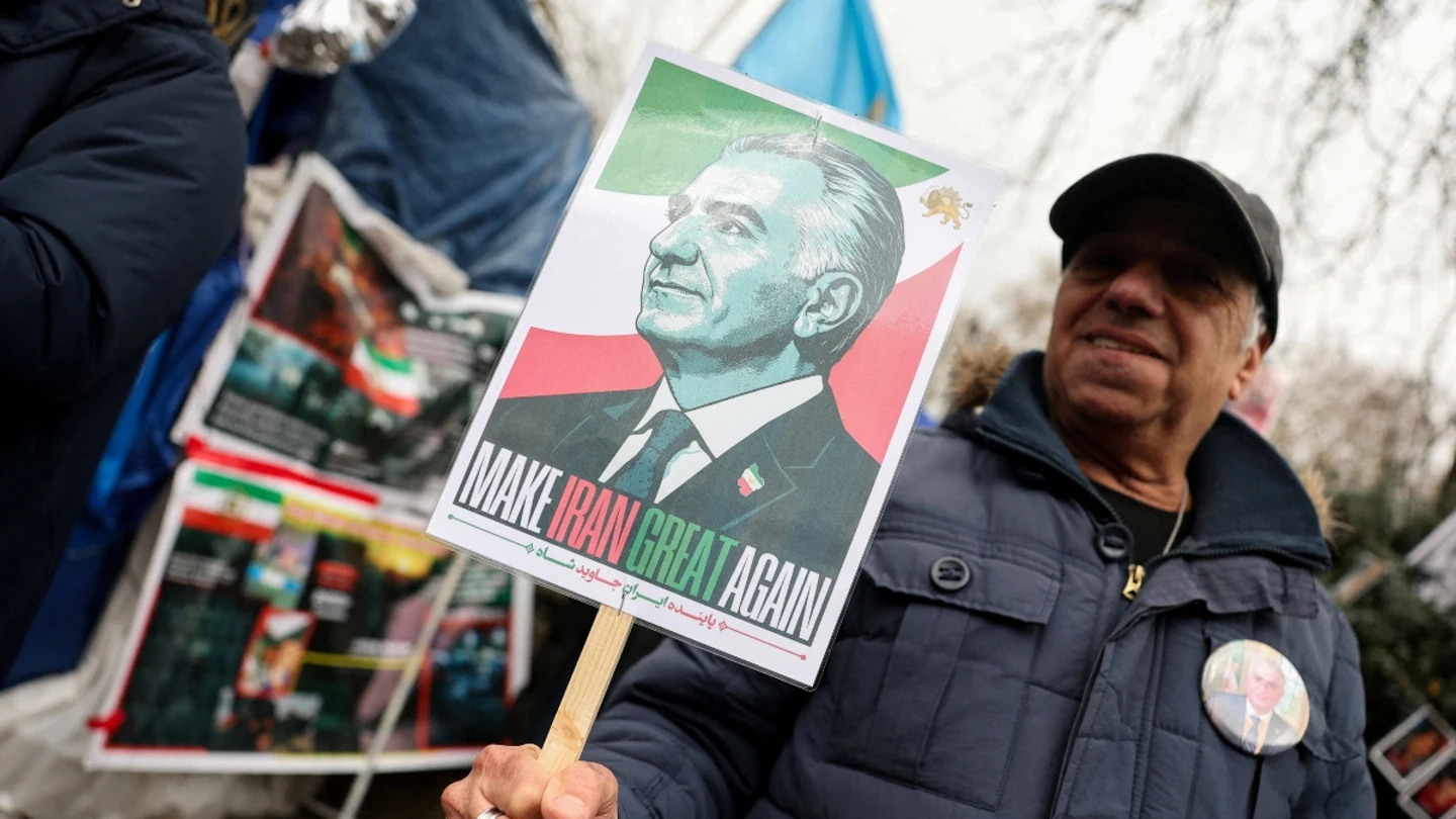 Iraní apoyando a Reza Pahlavi con un cartel Iraní apoyando a Reza Pahlavi con un carte