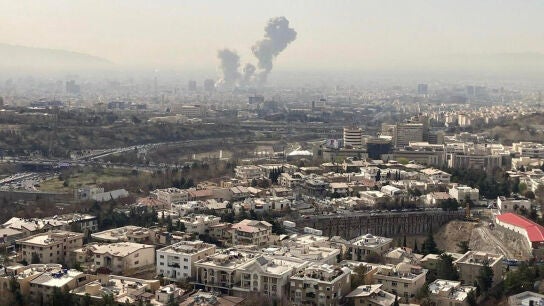 Una columna de humo emerge del centro de Teher&aacute;n tras un ataque israel&iacute; al r&eacute;gimen iran&iacute;