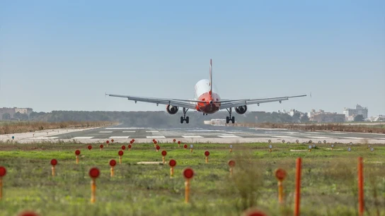 Imagen de archivo de un avión aterrizando Imagen de archivo de un avión aterrizando