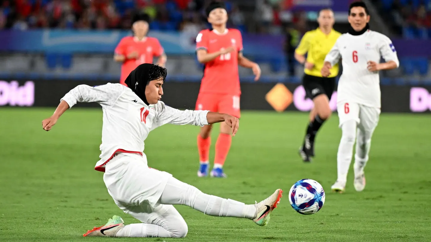 La jugadora iraní, Fatemeh Makhdoumi, durante el partido Irán- Corea del Sur, correspondiente a la Copa de Asia femenina. La jugadora iraní, Fatemeh Makhdoumi, durante el partido Irán- Corea del Sur, correspondiente a la Copa de Asia femenina.