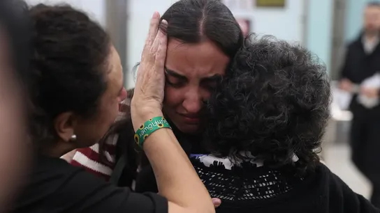 legada al aeropuerto de Barajas de un grupo de españoles evacuados por el conflicto en Oriente Medio, este martes en Madrid. legada al aeropuerto de Barajas de un grupo de españoles evacuados por el conflicto en Oriente Medio, este martes en Madrid.