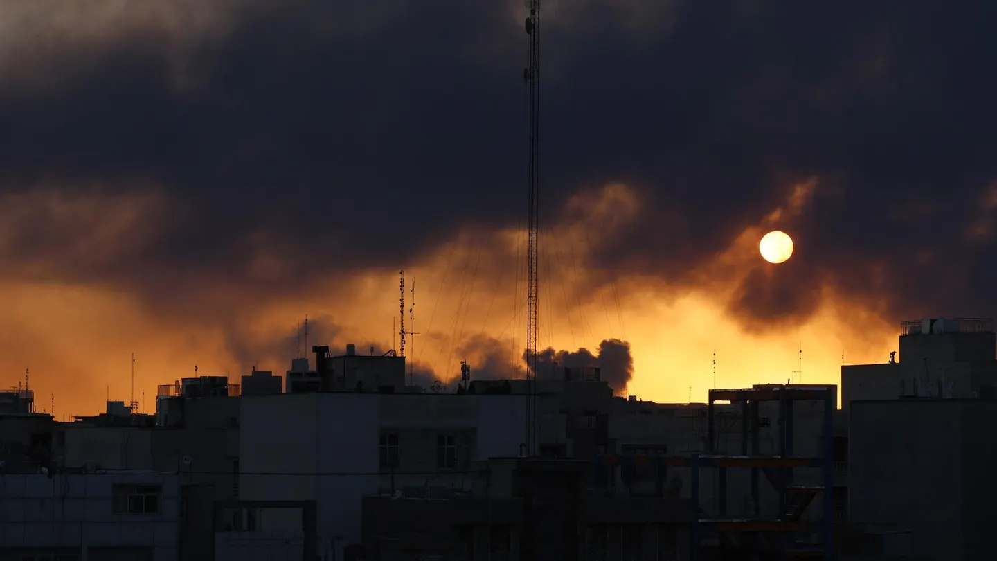 Humo se eleva tras un ataque aéreo en el centro de Teherán, Irán, este martes Humo se eleva tras un ataque aéreo en el centro de Teherán, Irán, este martes