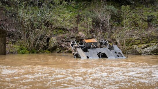 El 'bogie' de los ejes de los trenes accidentados en Adamuz estancado en una arroyo cercano al lugar del suceso
