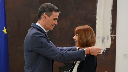El presidente del Gobierno, Pedro S&aacute;nchez, ha recibido en el Palacio de la Moncloa a Gis&egrave;le Pelicot, a quien ha hecho entrega de la Encomienda de la Orden del M&eacute;rito Civil.