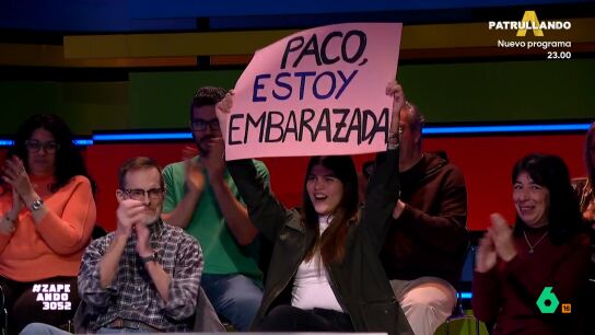 Al igual que lo que suced&iacute;a este lunes en El Hormiguero, una chica ha decidido aprovechar su asistencia como p&uacute;blico para 'dar' una noticia muy especial a su pareja. 