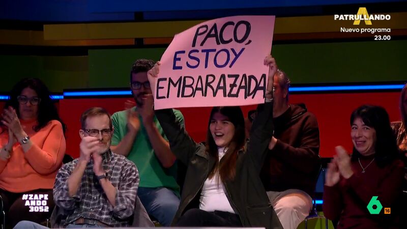 Una chica del p&uacute;blico 'da' dos noticias a su pareja en Zapeando: "Paco, estoy embarazada"