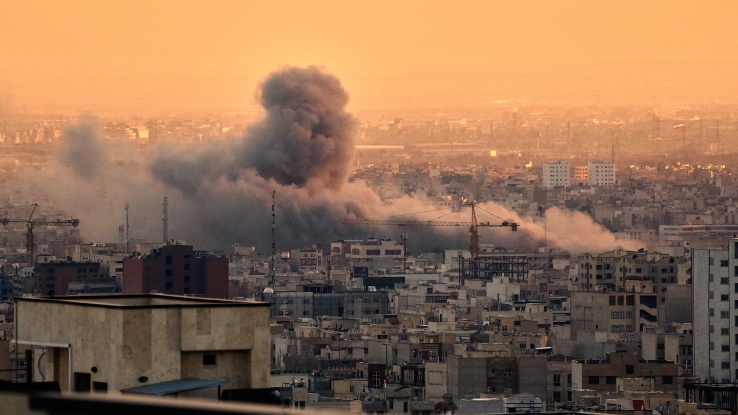 Una columna de humo sobre Irán Una columna de humo sobre Irán