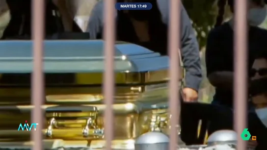 Un ataúd de oro de 24 quilates y tres camiones de flores: así ha sido el ostentoso funeral de 'El Mencho' El narco fue abatido el pasado 22 de febrero por parte del ejército mexicano. Era uno de los narcos más importantes del mundo y, tras su muerte, se produjeron importantes disturbios en el país.